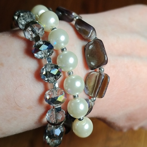 Charming Charlie Bracelet with 3 Strands of Contrasting Beads BRAND NEW - Picture 3 of 10